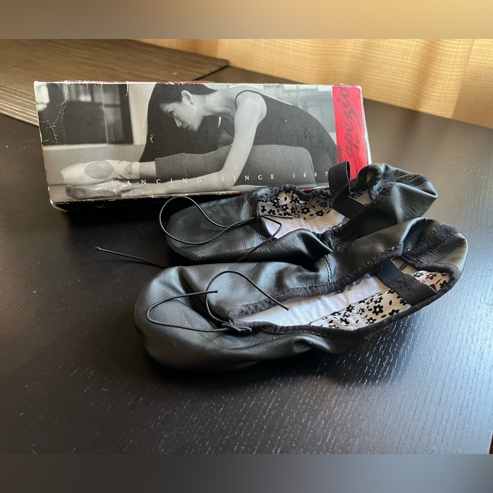 CAPEZIO BALLET SLIPPERS, Size 7.5